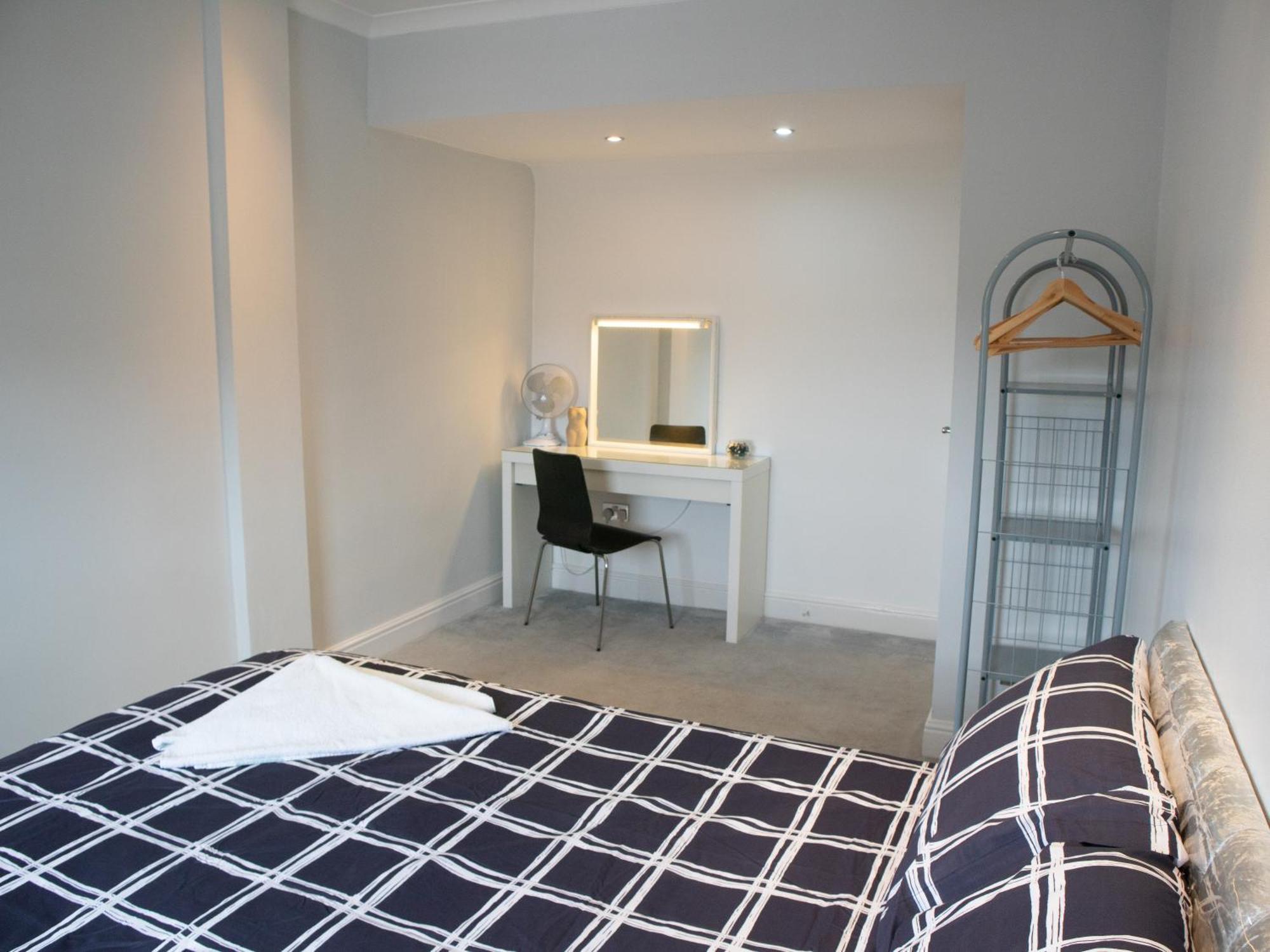 Bright Private Terrace - Free Private Parking - Tv - Wifi - Netflix Apartman Croydon kerület Kültér fotó